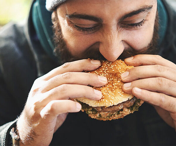 جنگ با زمان سر میز غذا | چرا سرعت دشمن سلامت شماست؟